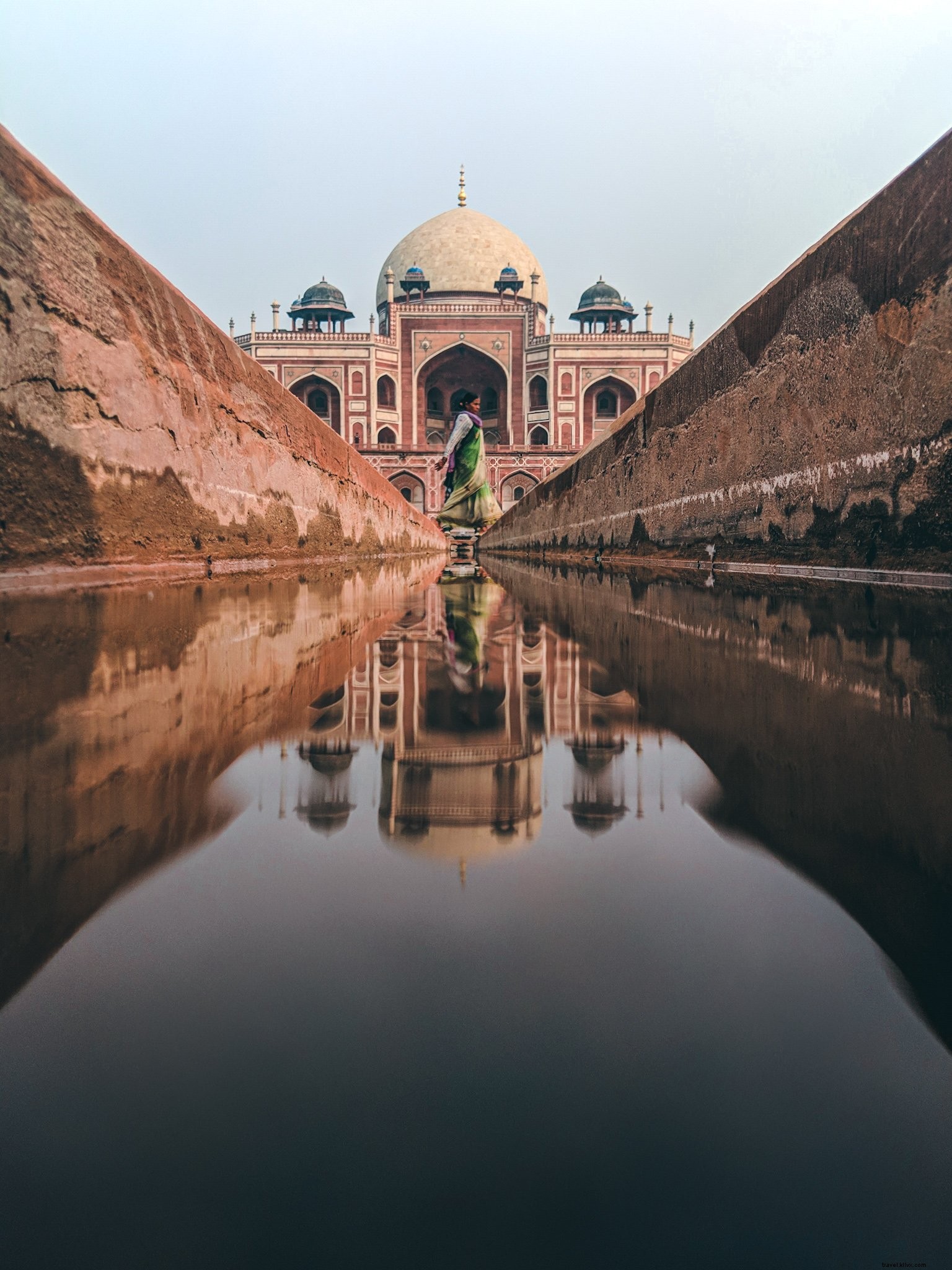 Stunning Taj Mahal Reflection in Narrow Canal Waters – Iconic Photo