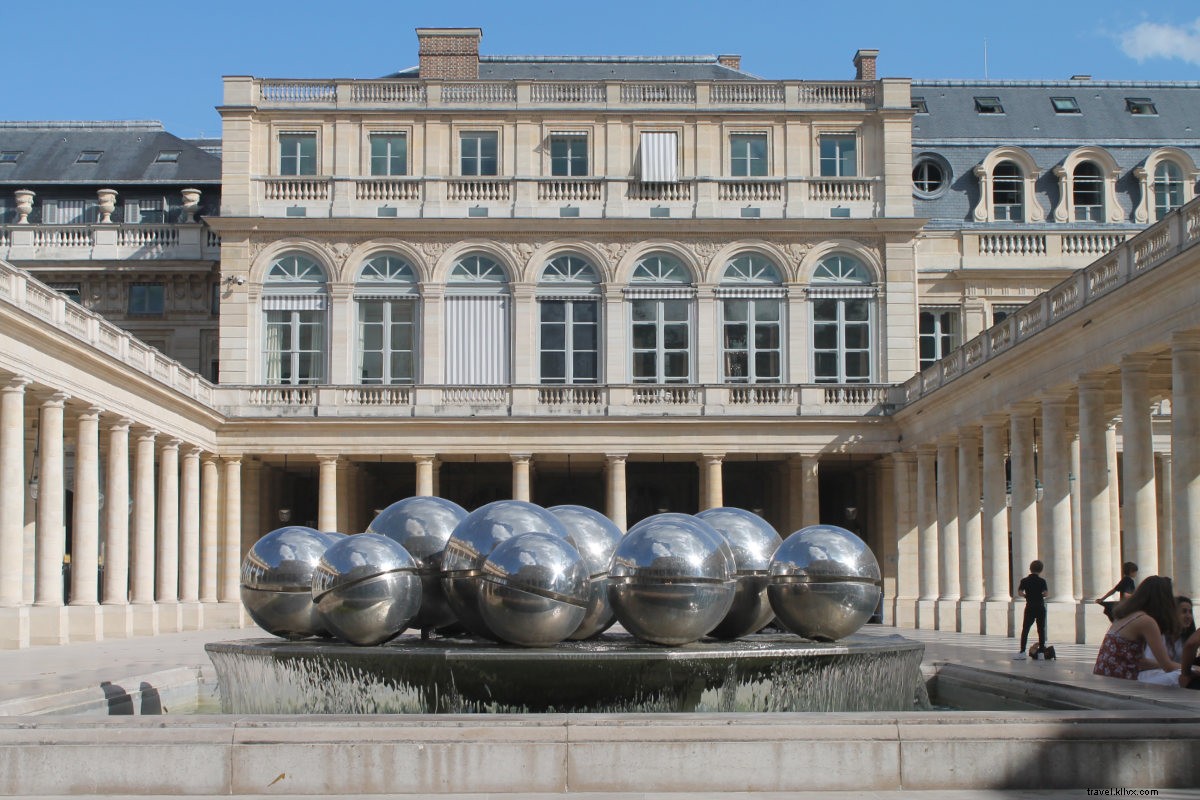 Ultimate Paris Neighborhood Stroll: Baguettes, Palaces & Pétanque