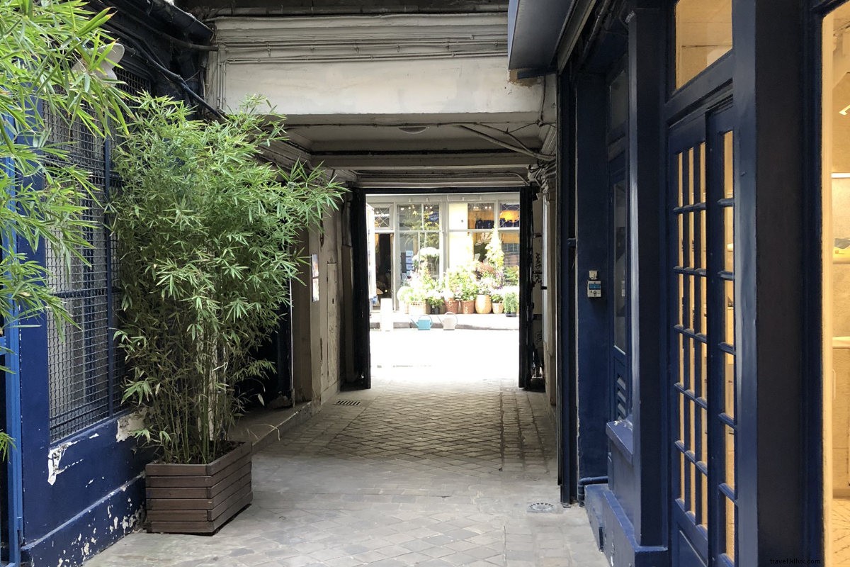 Ultimate Paris Neighborhood Stroll: Baguettes, Palaces & Pétanque