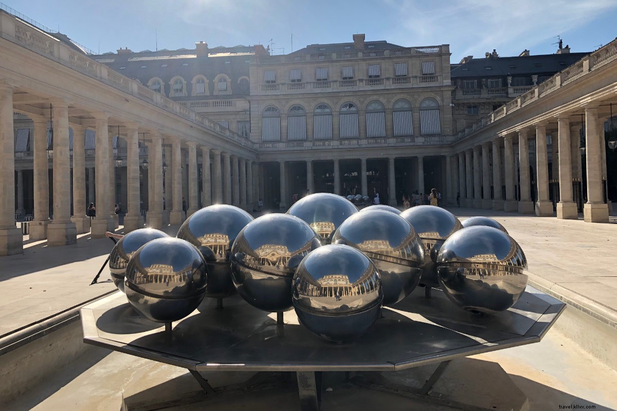 Ultimate Paris Neighborhood Stroll: Baguettes, Palaces & Pétanque