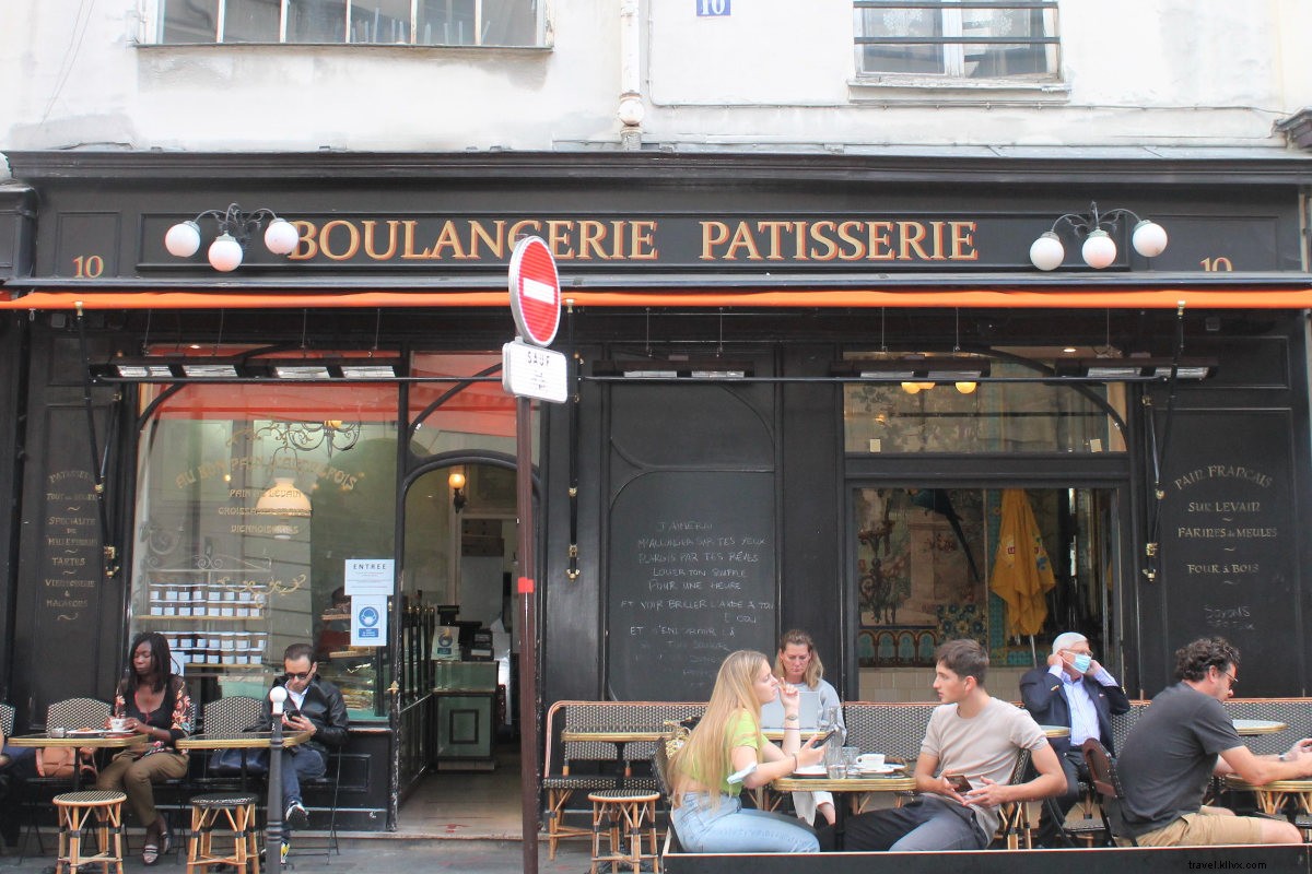 Ultimate Paris Neighborhood Stroll: Baguettes, Palaces & Pétanque