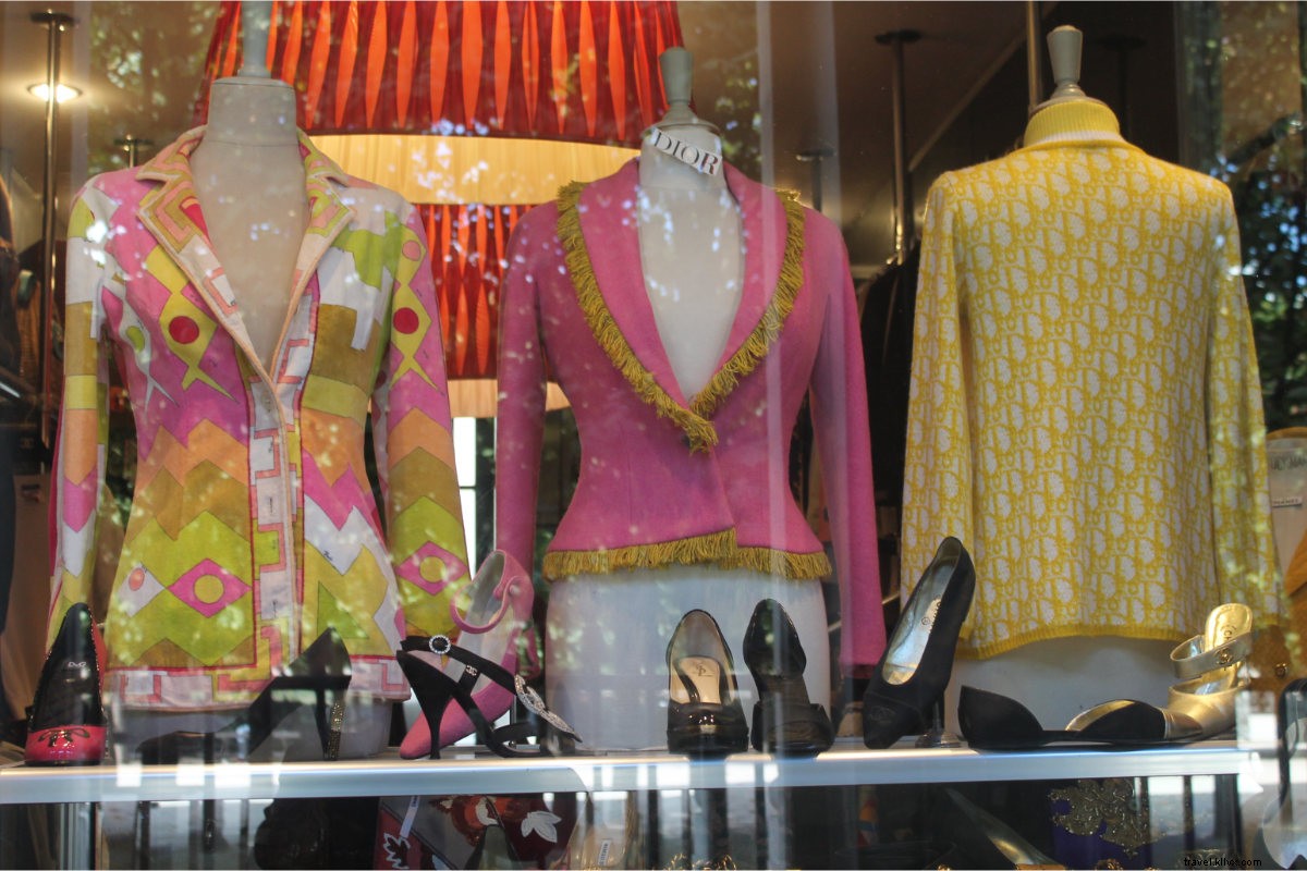 Ultimate Paris Neighborhood Stroll: Baguettes, Palaces & Pétanque