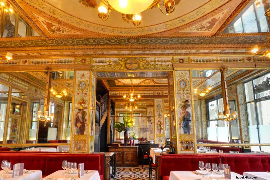 Ultimate Paris Neighborhood Stroll: Baguettes, Palaces & Pétanque