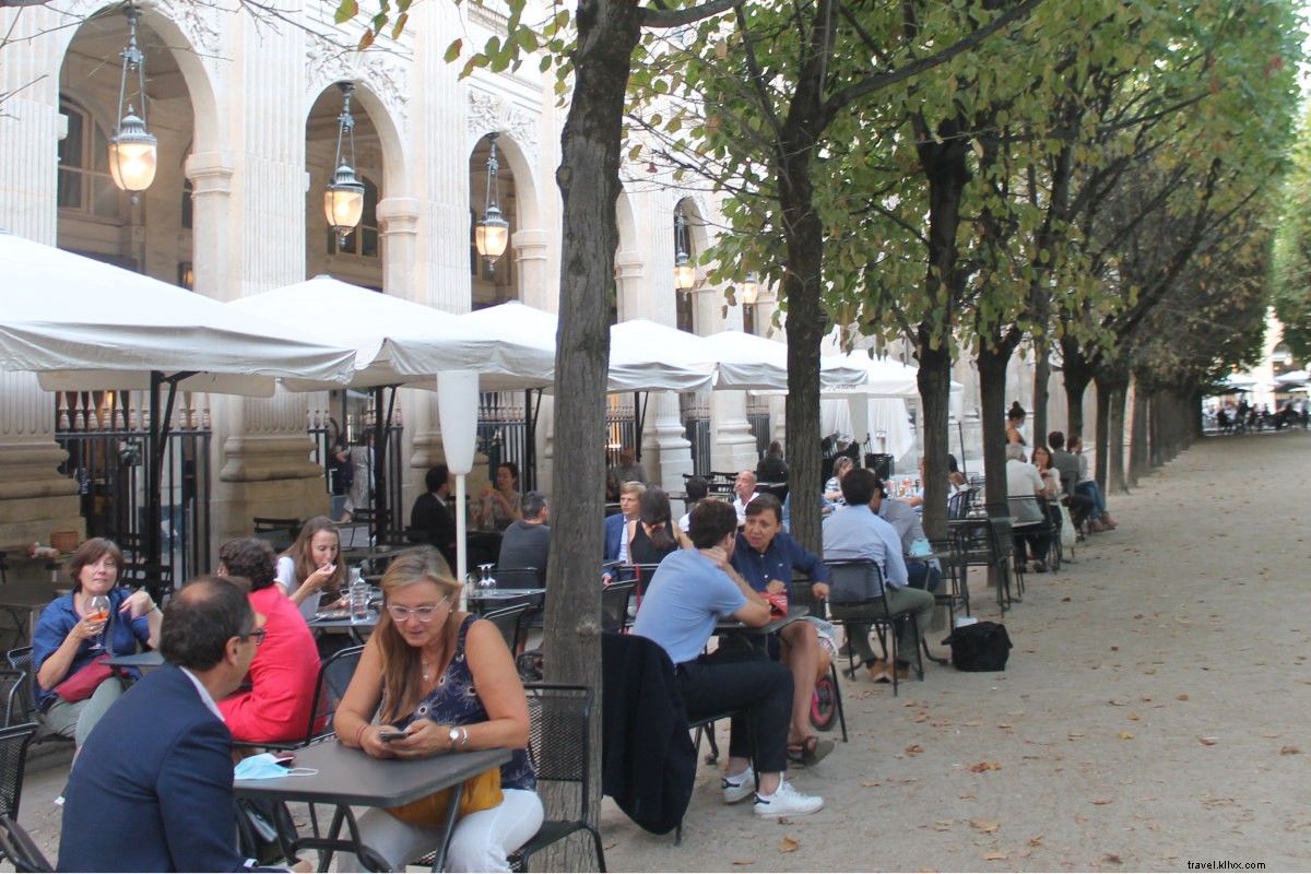 Ultimate Paris Neighborhood Stroll: Baguettes, Palaces & Pétanque