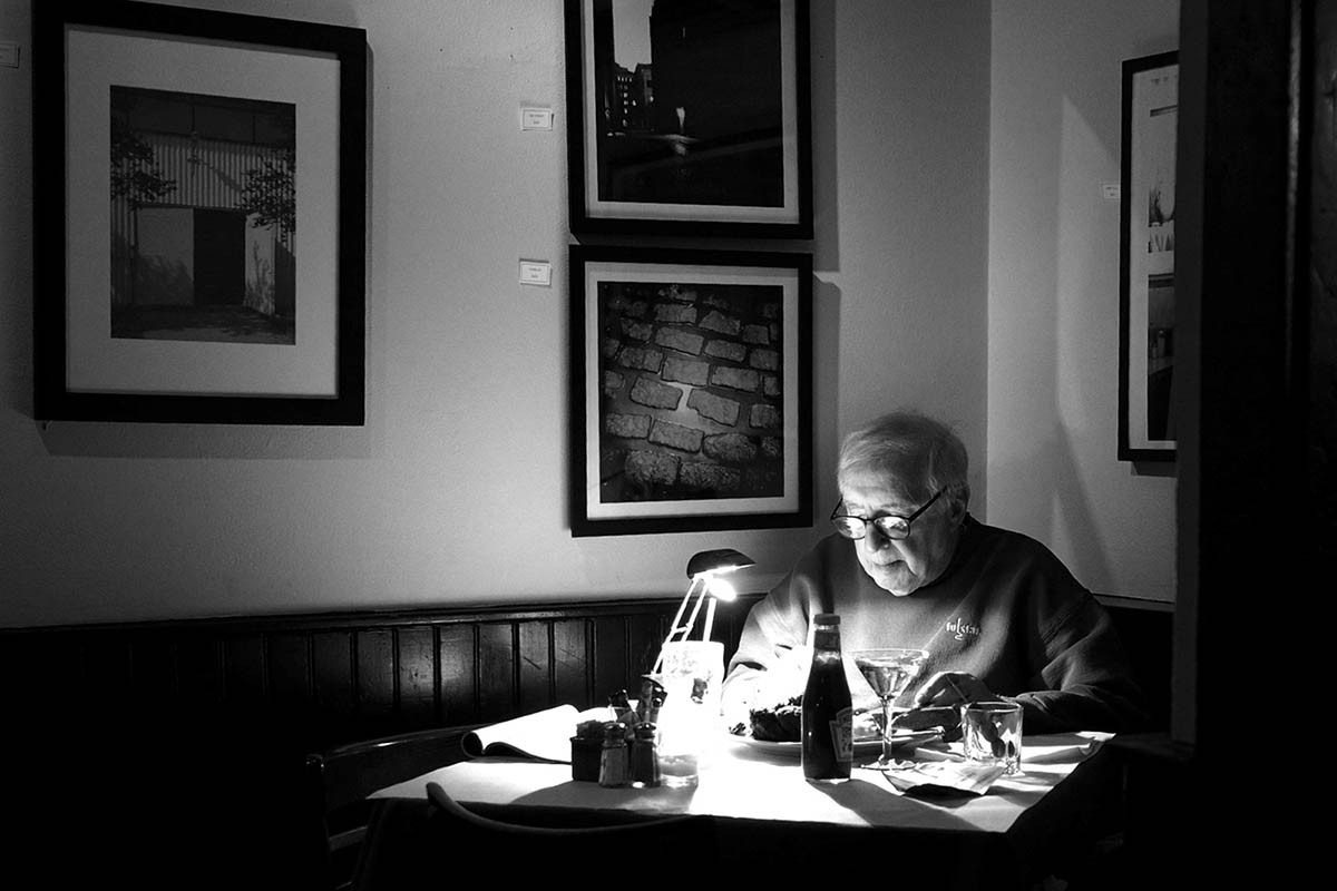 How to Dine Solo at Restaurants Confidently: Expert Tips for Travelers