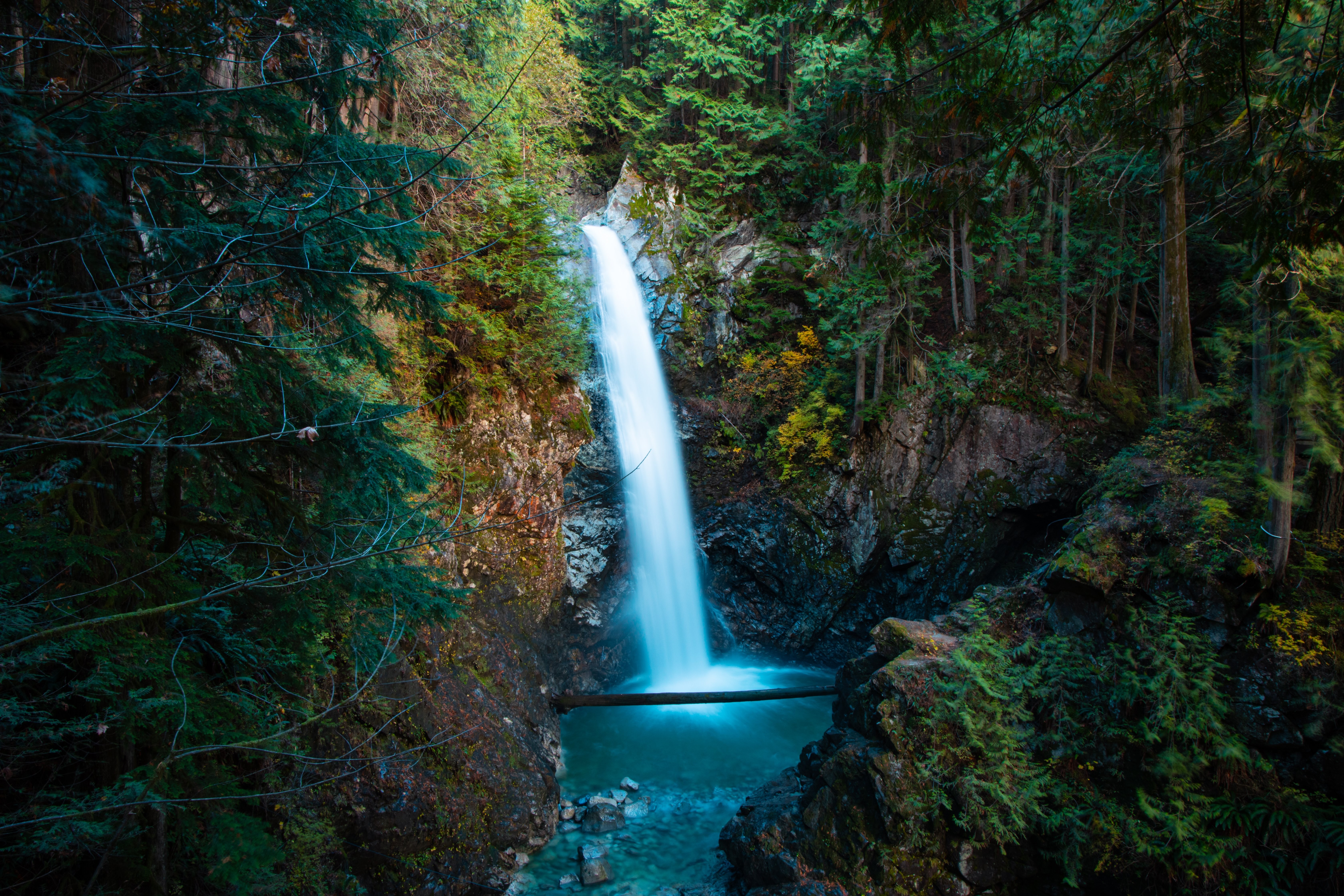 Breathtaking Waterfall Cascading Through Lush Green Forest – Stunning Nature Photo