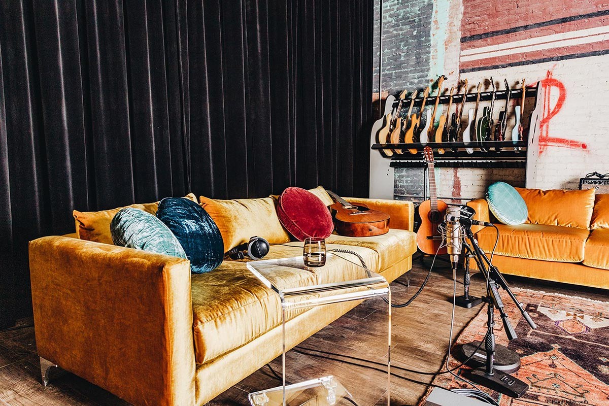 Gold-Diggers: Hollywood s Luxe Hotel by Day, Premier Recording Studio by Night