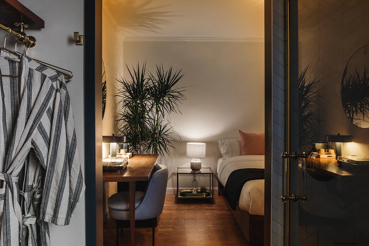 Gold-Diggers: Hollywood s Luxe Hotel by Day, Premier Recording Studio by Night