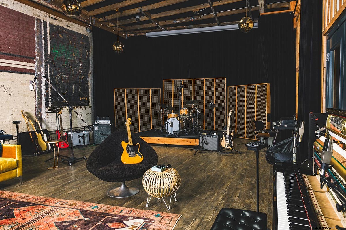 Gold-Diggers: Hollywood s Luxe Hotel by Day, Premier Recording Studio by Night