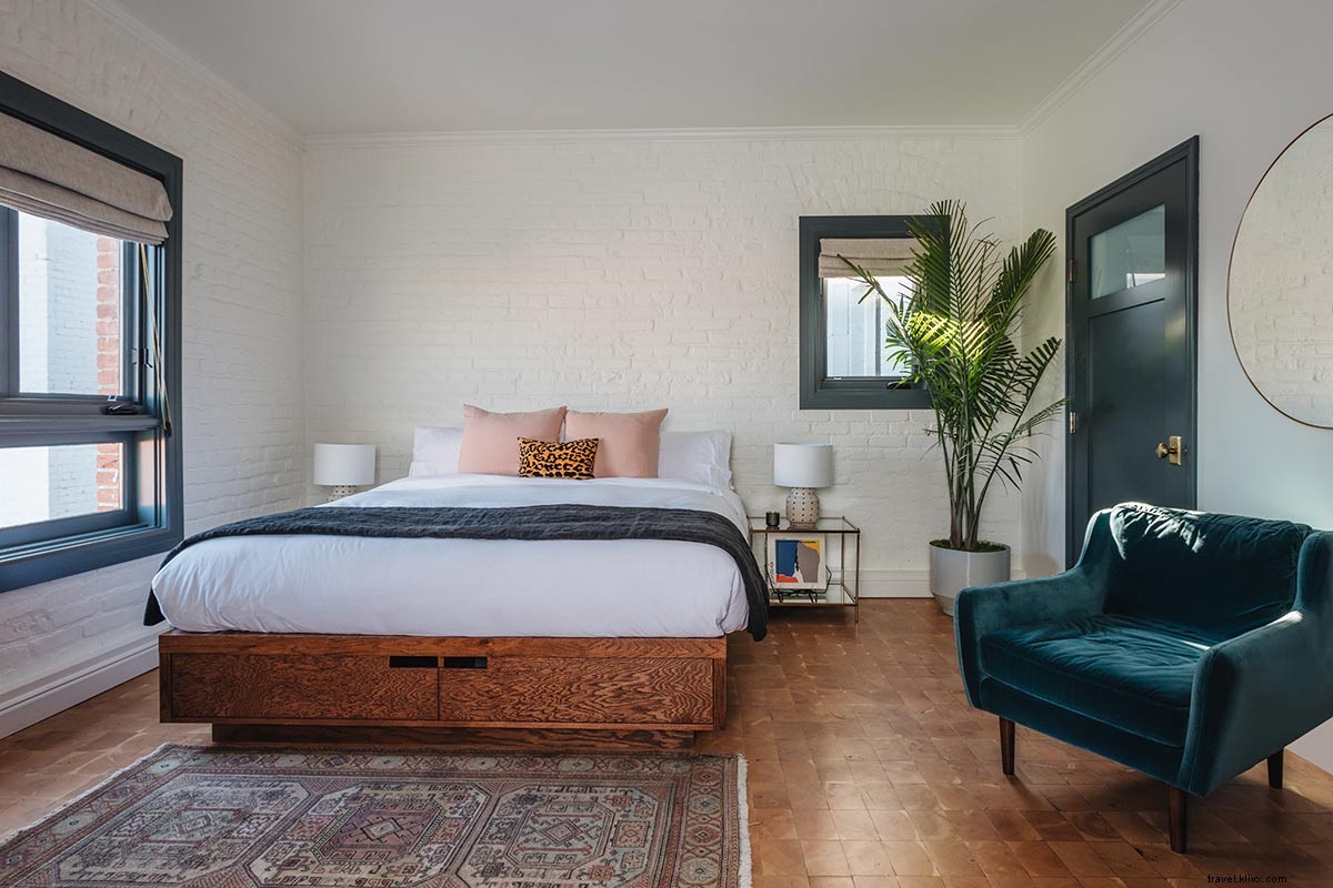 Gold-Diggers: Hollywood s Luxe Hotel by Day, Premier Recording Studio by Night