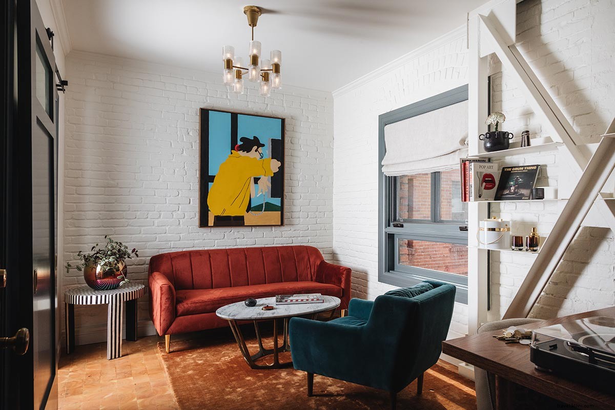 Gold-Diggers: Hollywood s Luxe Hotel by Day, Premier Recording Studio by Night