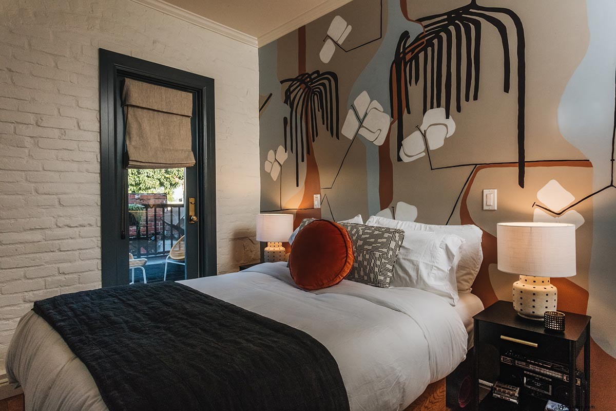 Gold-Diggers: Hollywood s Luxe Hotel by Day, Premier Recording Studio by Night