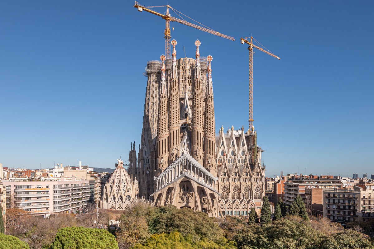 Barcelona s Architectural Icons: Unveiling Gaudí s Timeless Masterpieces