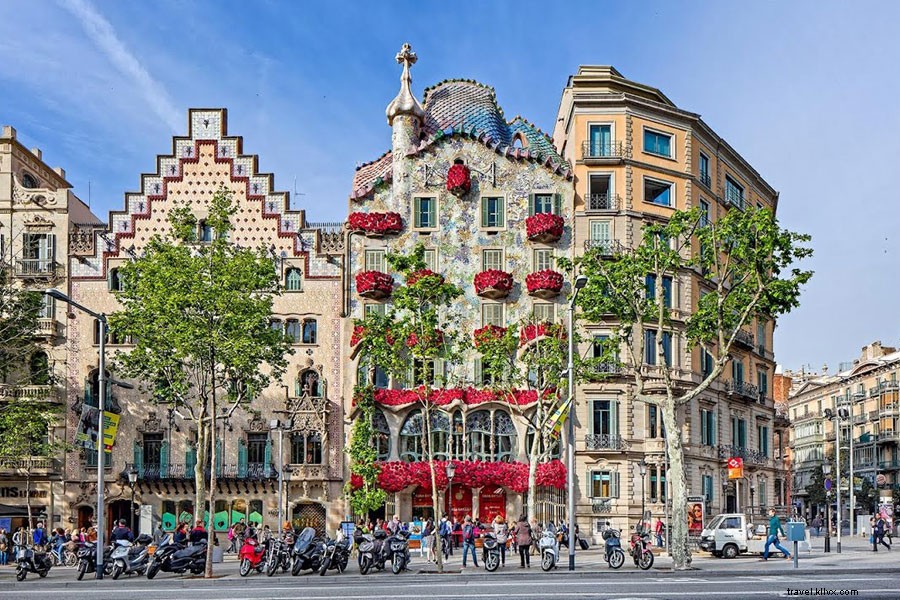 Barcelona s Architectural Icons: Unveiling Gaudí s Timeless Masterpieces