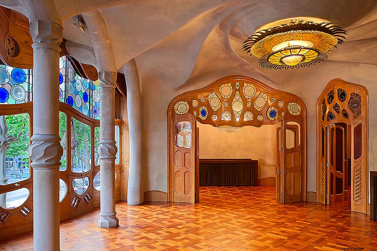 Barcelona s Architectural Icons: Unveiling Gaudí s Timeless Masterpieces