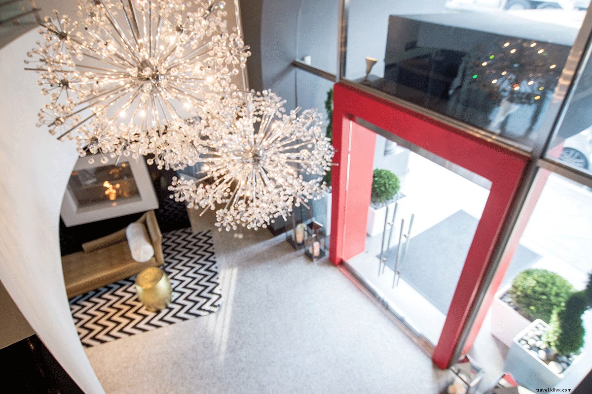 Discover LA Sunshine, Rock  n  Roll Vibes & Late-Night Eats at The Grafton on Sunset