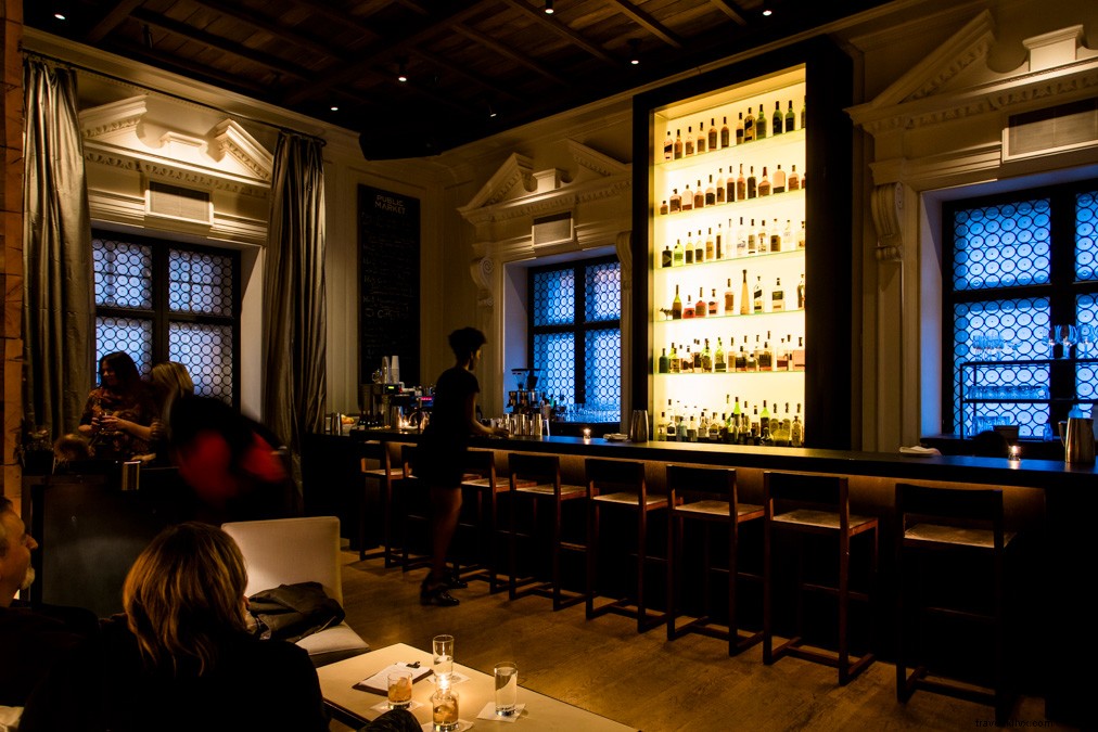 Ambassador Chicago: Affordable Historic Luxury in Chicago s Gold Coast