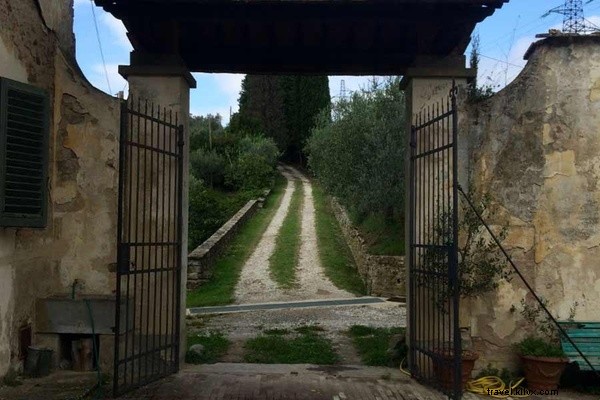 Unexpected Dinner Invitation: Strangers  Hospitality at a Historic Medici Villa in Florence