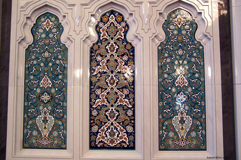 Discover the Majestic Sultan Qaboos Grand Mosque in Muscat, Oman