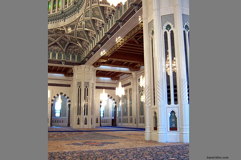 Discover the Majestic Sultan Qaboos Grand Mosque in Muscat, Oman