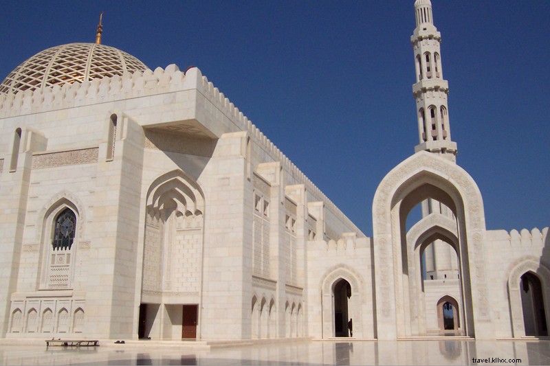 Discover the Majestic Sultan Qaboos Grand Mosque in Muscat, Oman
