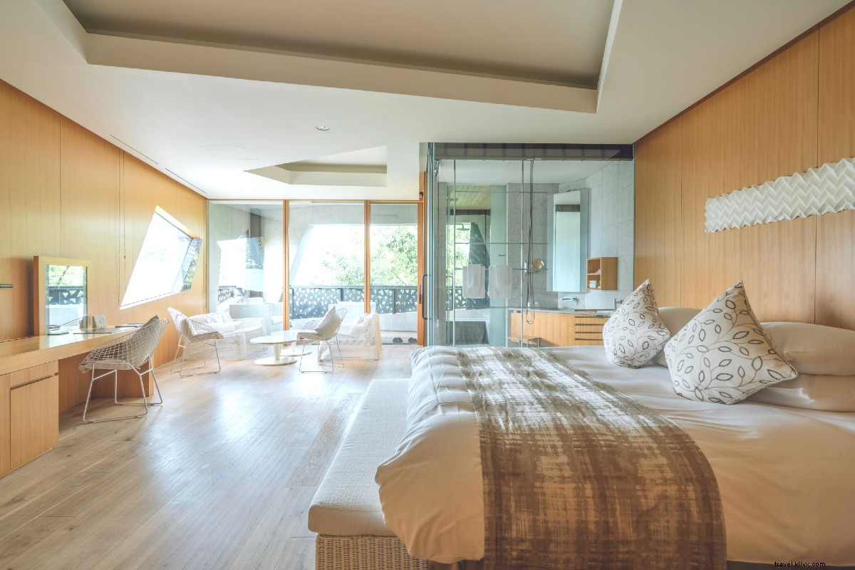 Train Journey from Tokyo: Discover the Great Buddha, Sparkling Lakes & Mt. Fuji Up Close