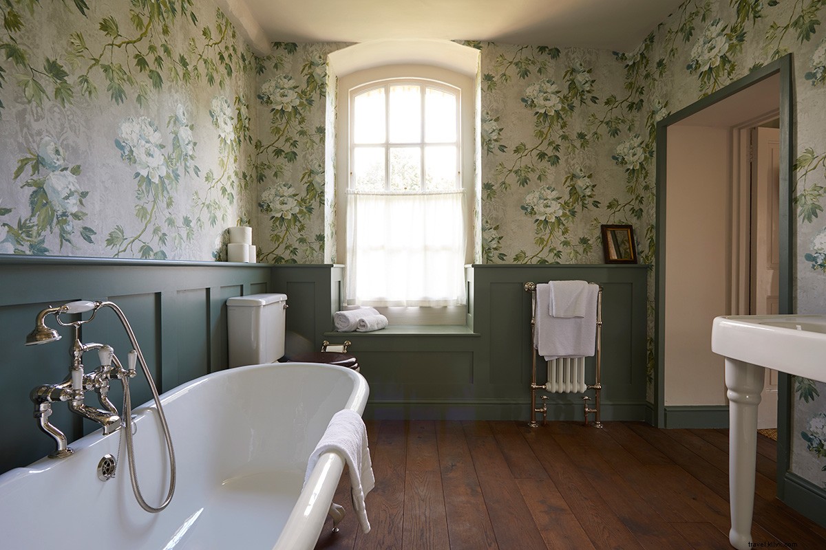 Elegant Cotswolds Inn: Affordable Luxury in England s Charming Countryside