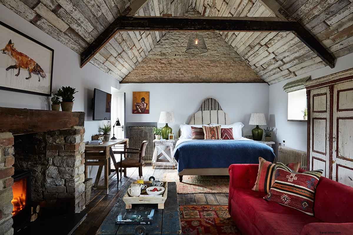 Artists Residence Oxfordshire: Quaint Charm Meets Quirky Elegance in a 16th-Century Cotswolds Inn