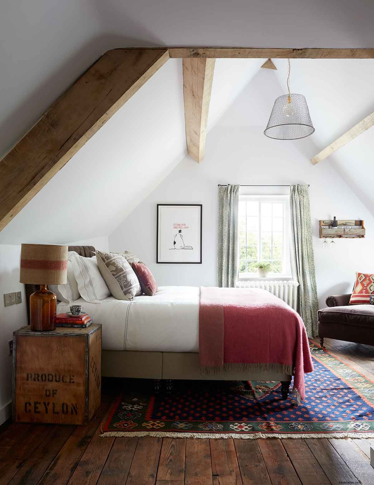 Artists Residence Oxfordshire: Quaint Charm Meets Quirky Elegance in a 16th-Century Cotswolds Inn
