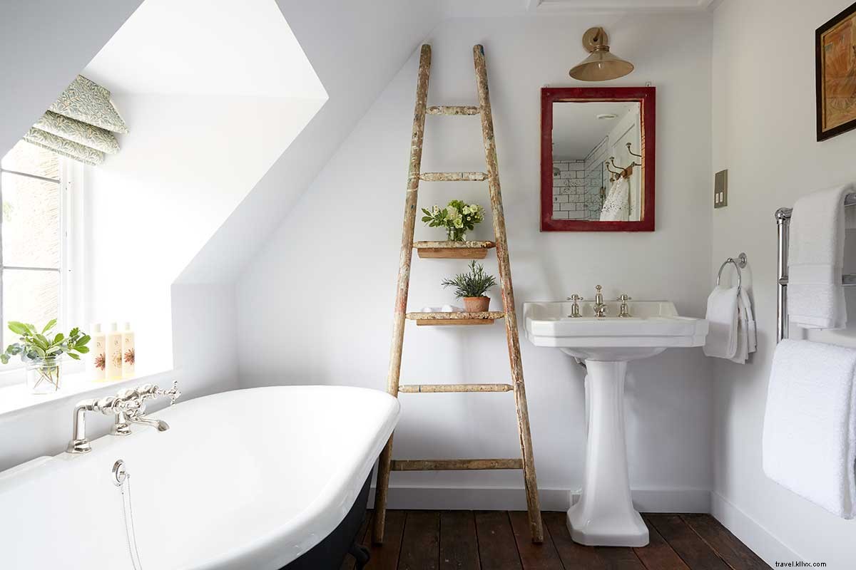 Artists Residence Oxfordshire: Quaint Charm Meets Quirky Elegance in a 16th-Century Cotswolds Inn