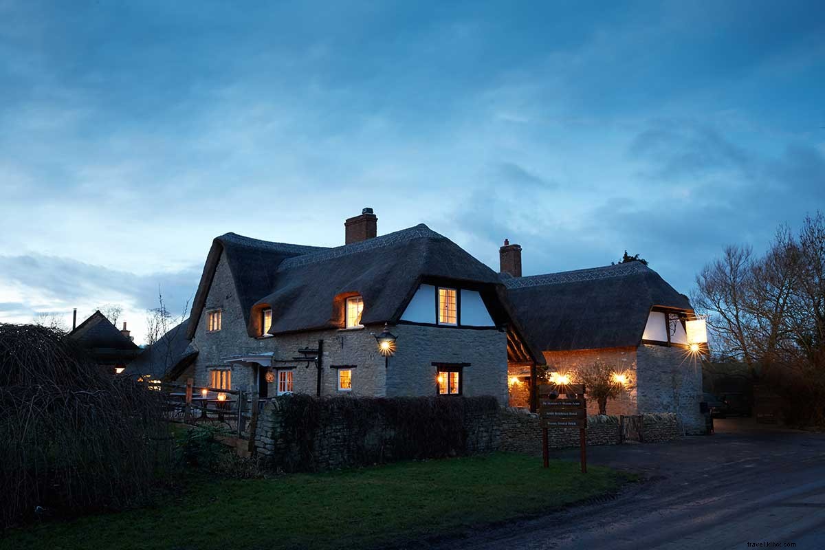 Artists Residence Oxfordshire: Quaint Charm Meets Quirky Elegance in a 16th-Century Cotswolds Inn