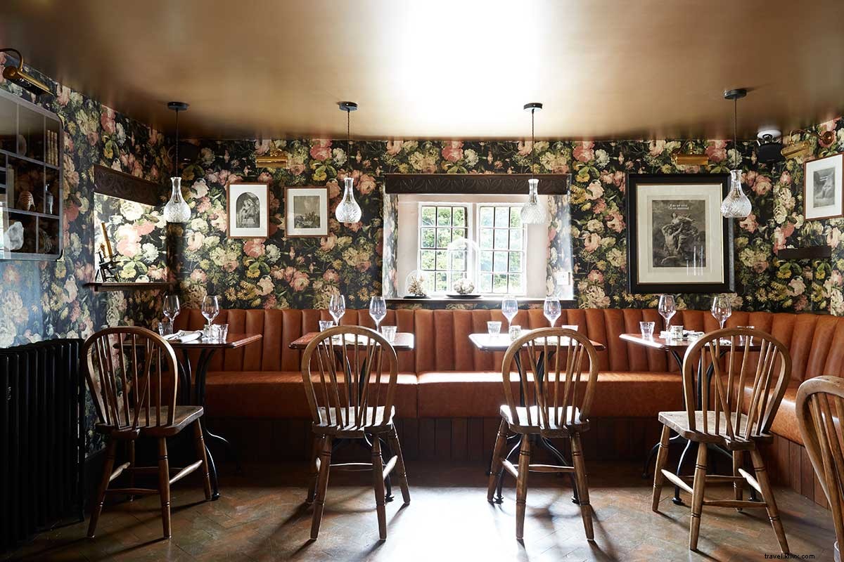 Artists Residence Oxfordshire: Quaint Charm Meets Quirky Elegance in a 16th-Century Cotswolds Inn