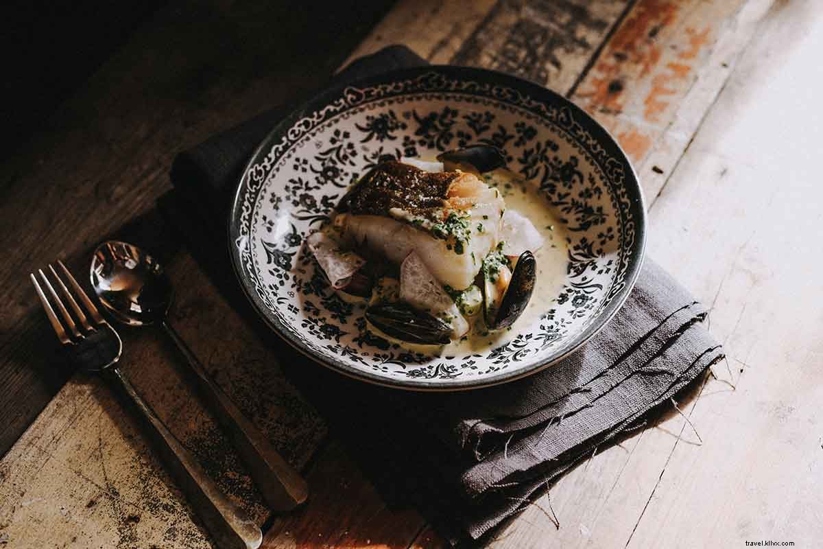 Artists Residence Oxfordshire: Quaint Charm Meets Quirky Elegance in a 16th-Century Cotswolds Inn