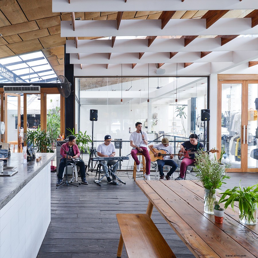 Bali Honeymoon Paradise: Stunning Waters, Lush Nature, and Welcoming People in Ubud