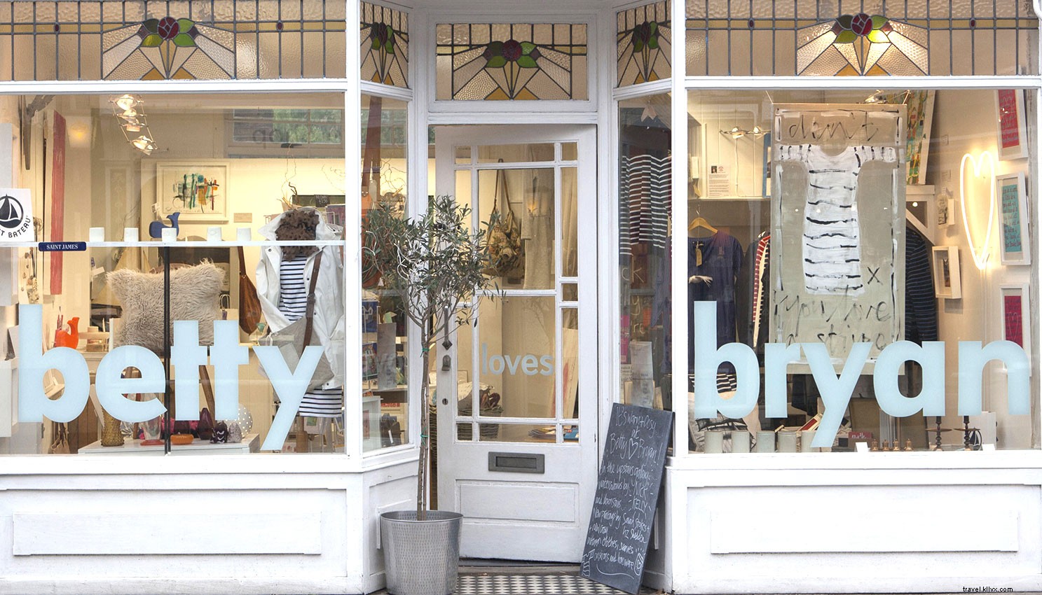 Whitstable Day Trip from London: Fresh Oysters, Colorful Beach Huts & Instagram-Worthy Spots