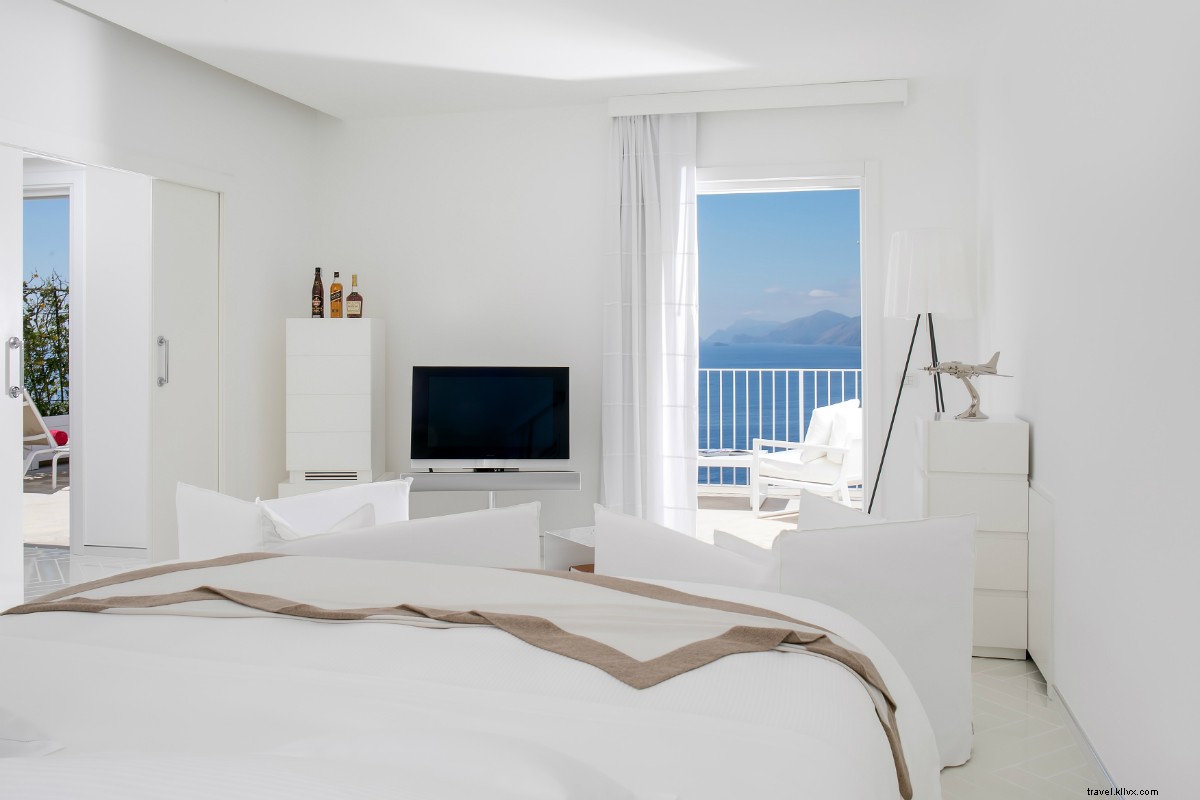 Casa Angelina: 50 Shades of Blue & 15 Shades of White on the Amalfi Coast