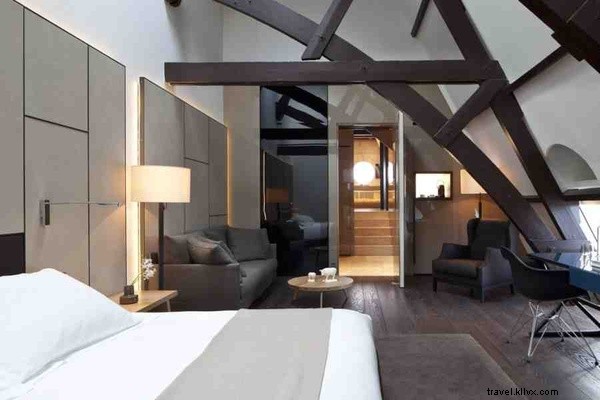 Handsome Amsterdam Brief: Premium Florentine Leather Portfolio for Modern Travelers