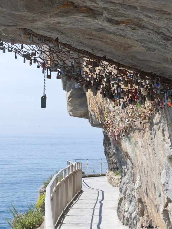 10 Unexpected Global Spots for Your Romantic Love Lock
