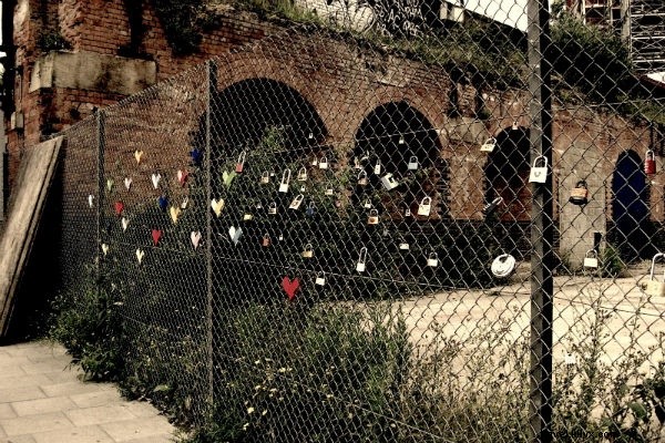 10 Unexpected Global Spots for Your Romantic Love Lock