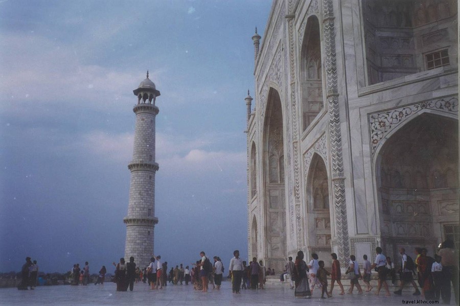 Solo at the Taj Mahal: A Traveler s Intimate Floor-Level Encounter