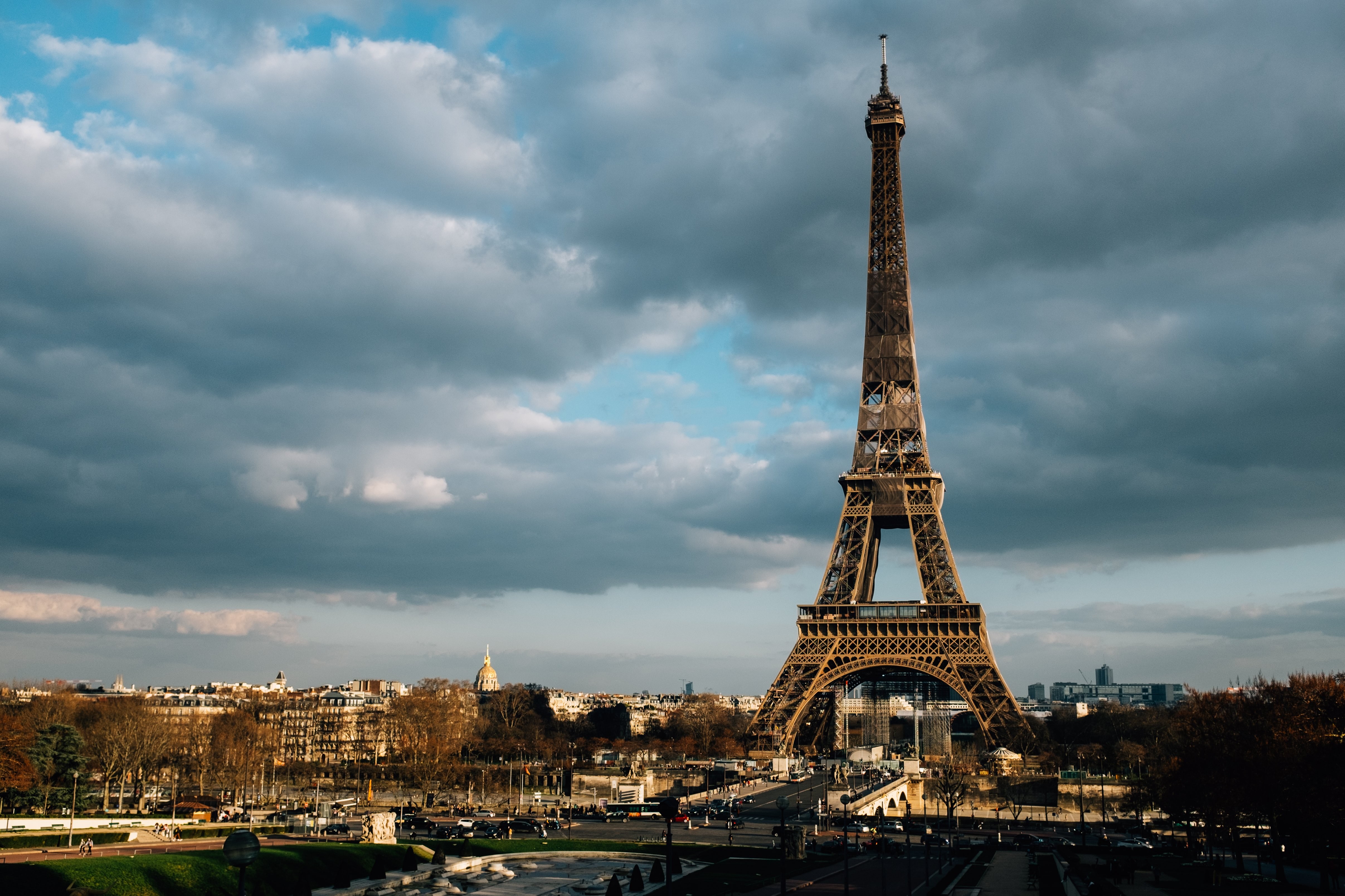 Iconic Eiffel Tower Soaring Above Paris Skyline – Stunning Photo