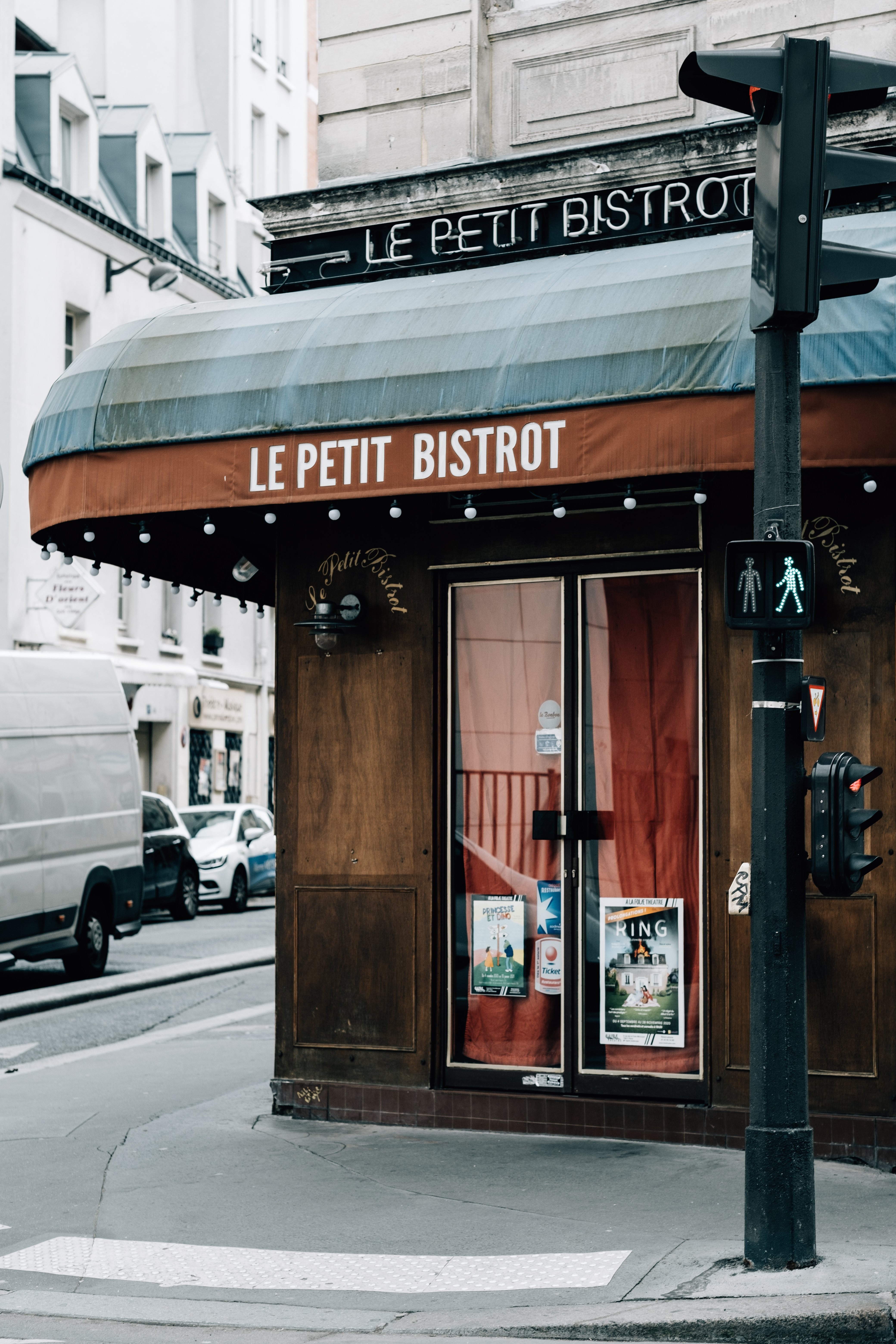 Inviting Restaurant Entrance at Bustling Street Corner – Stunning Photo
