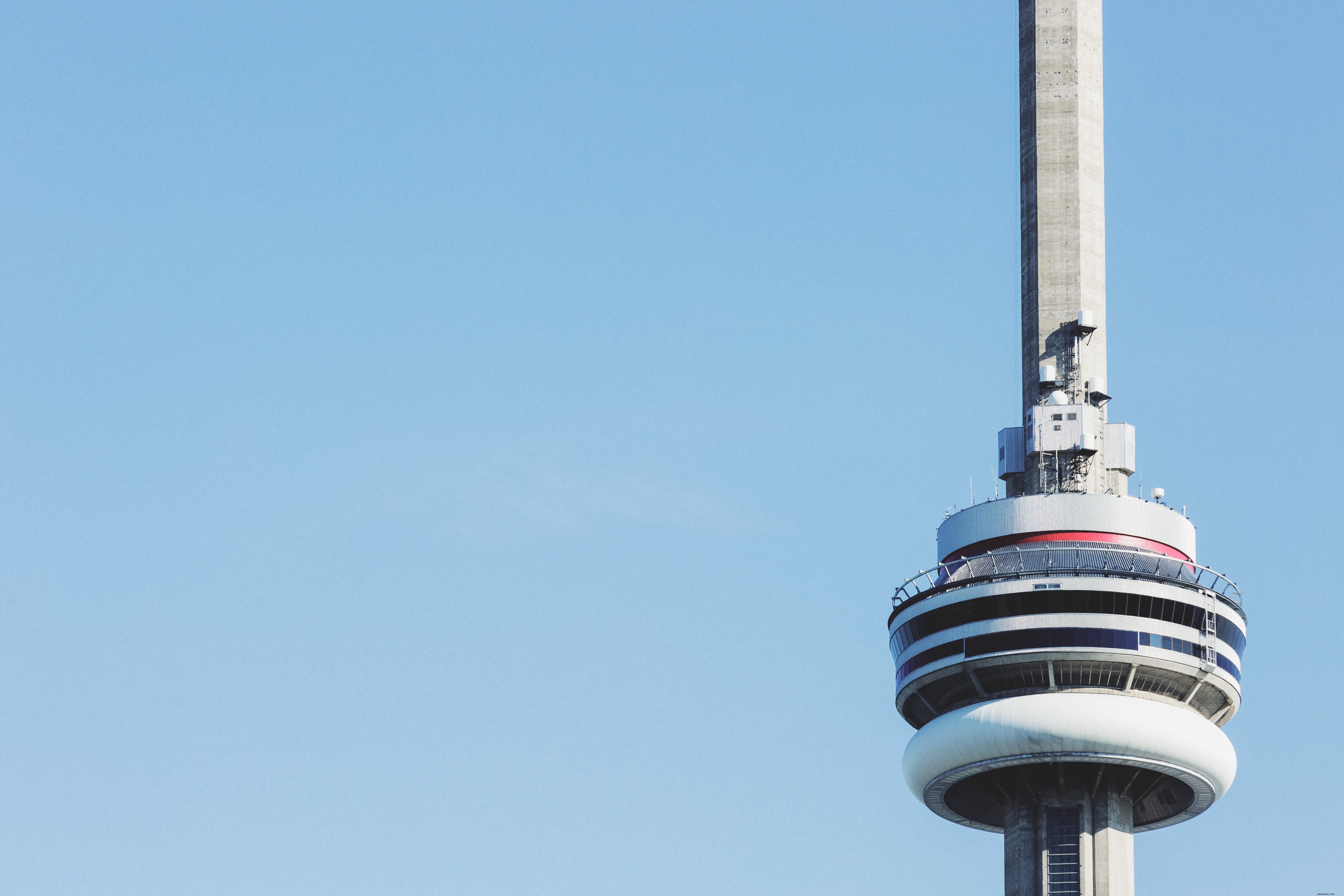 Stunning CN Tower Observation Deck Photo: Breathtaking Toronto Views