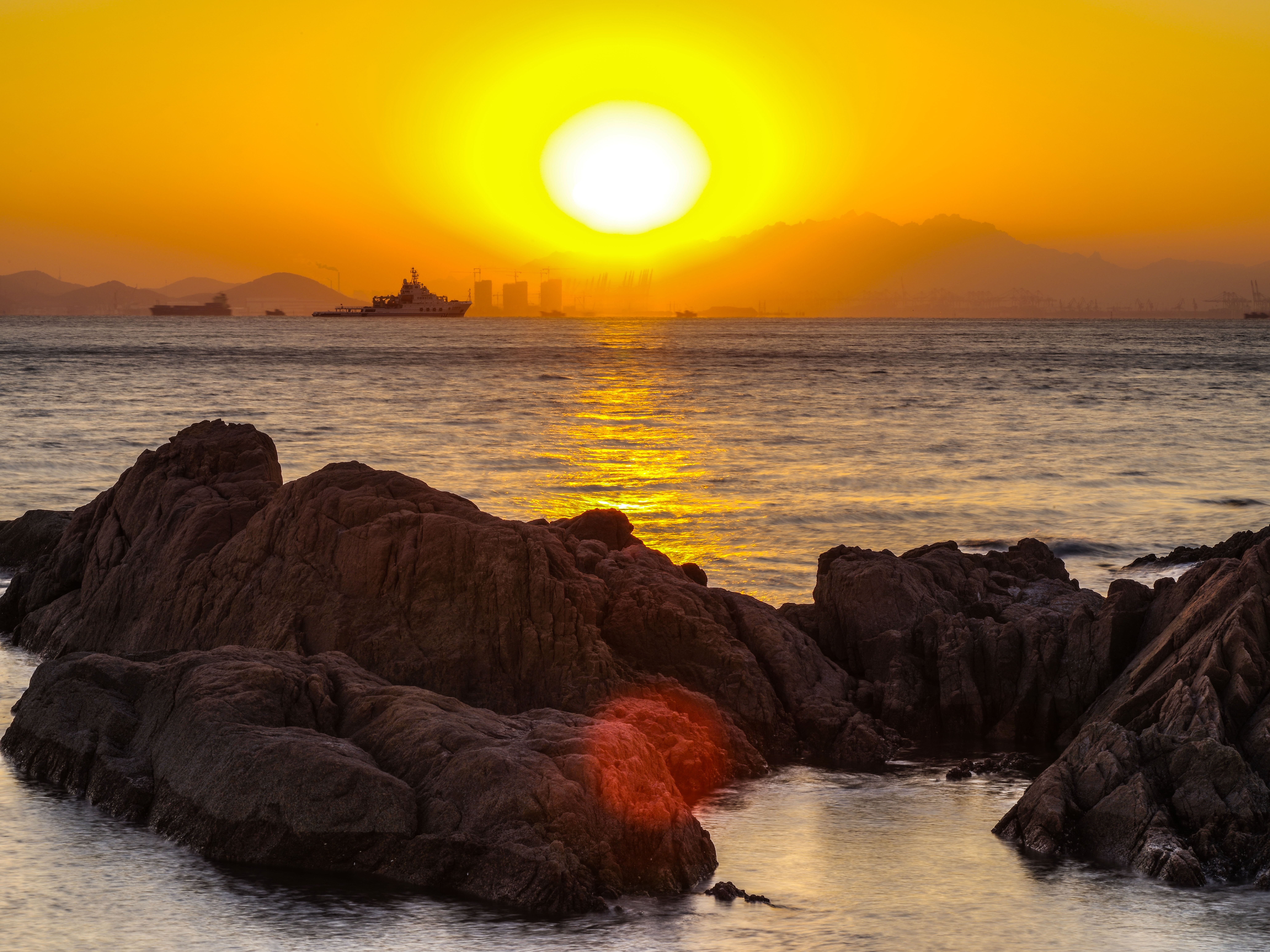 Breathtaking Sunset Over Rocky Shoreline – Stunning Coastal Photo