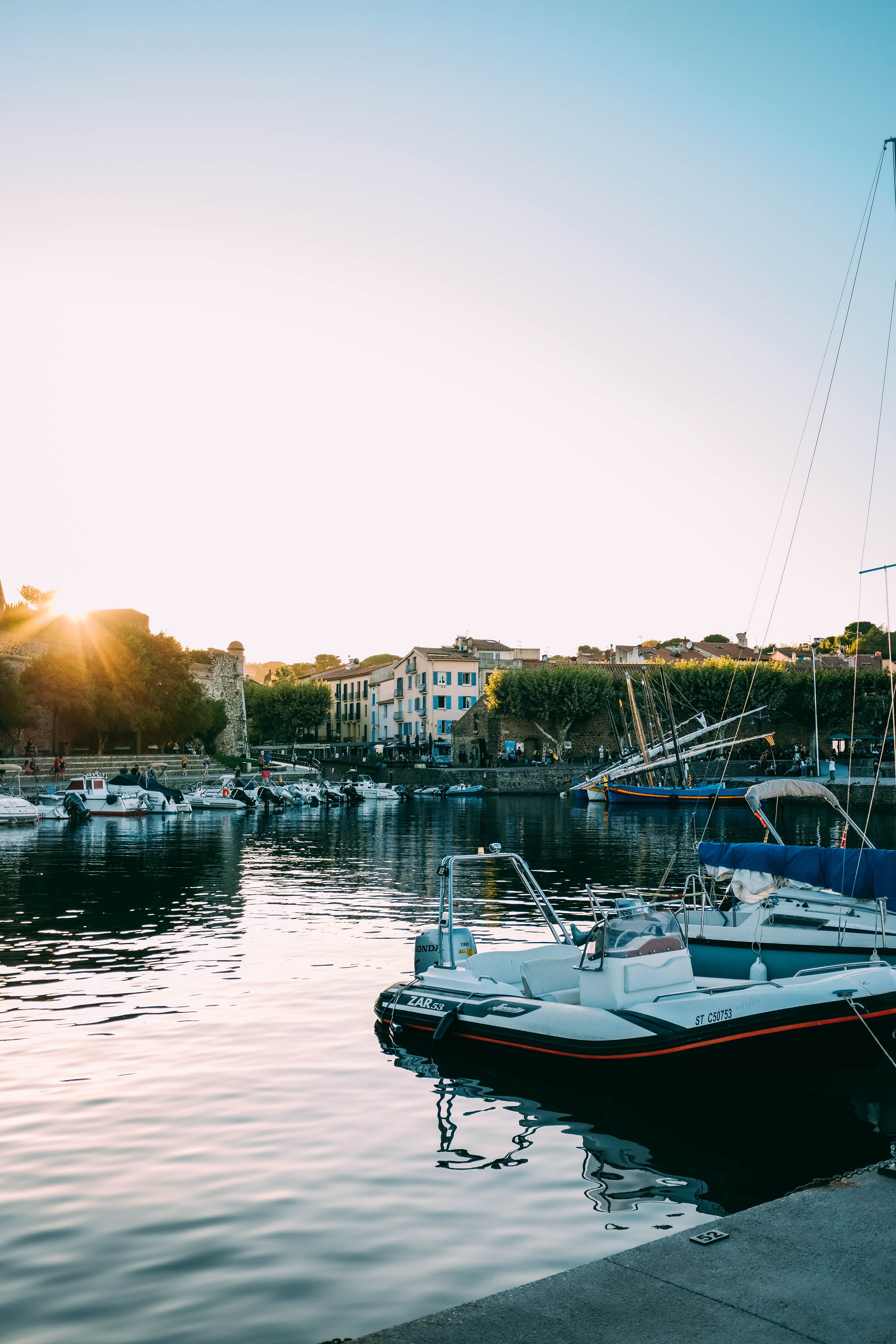 Stunning Sunset Over Boats in a Serene Marina – Captivating Photo