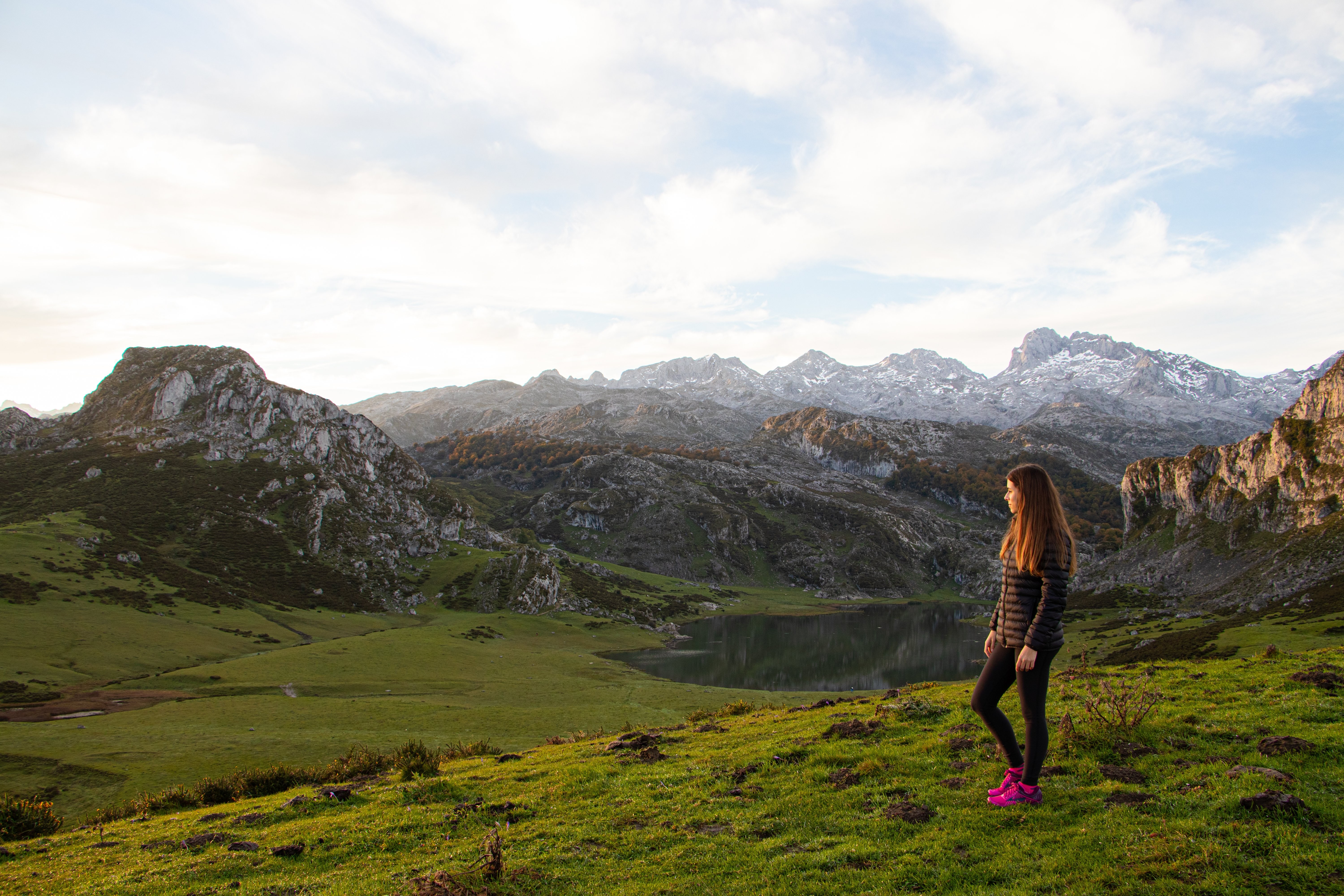 Breathtaking Vista: Person Gazing at Lush Green Mountains – Stunning Photo
