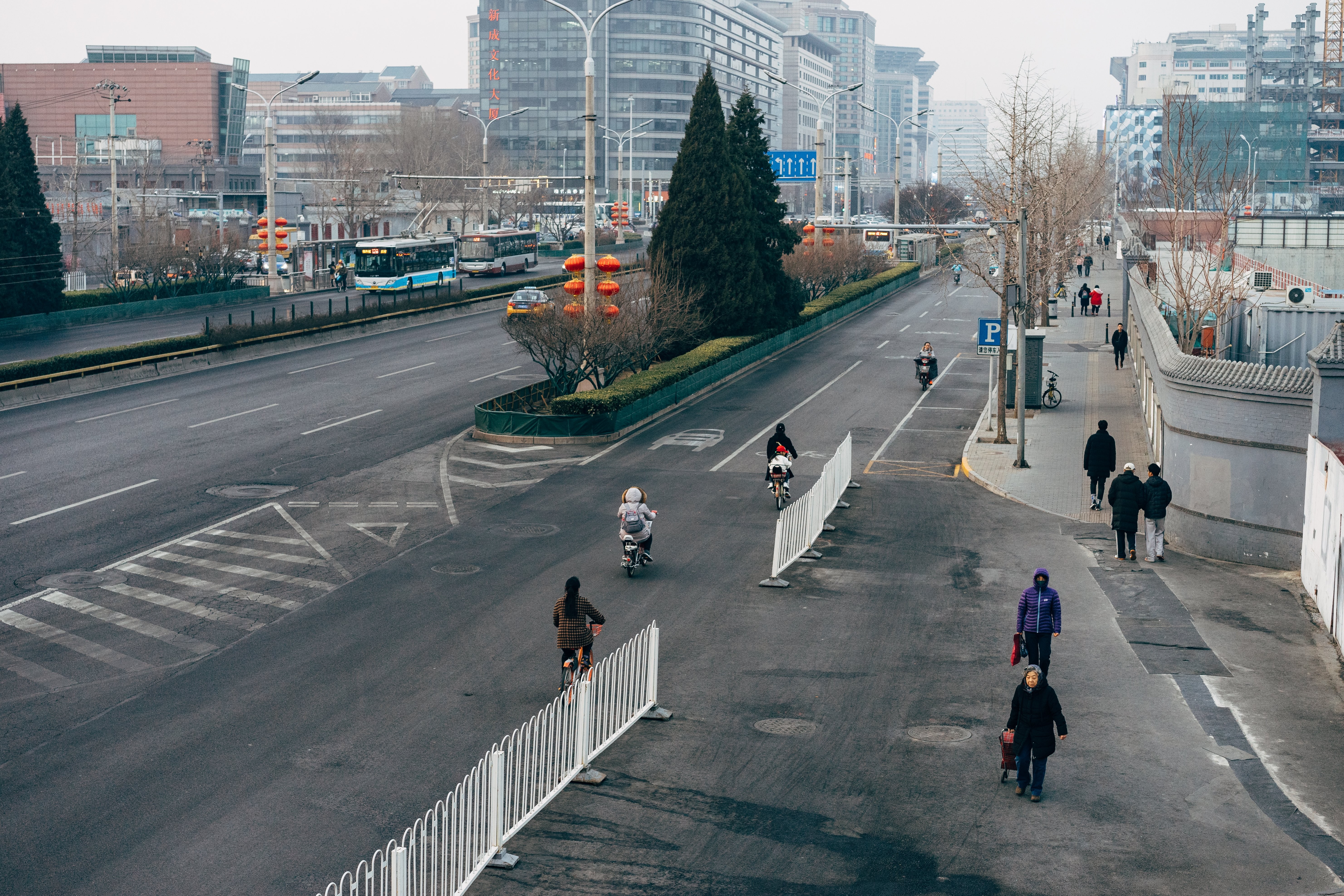 Stunning Photo: Vast Empty Streets in a Bustling Metropolis