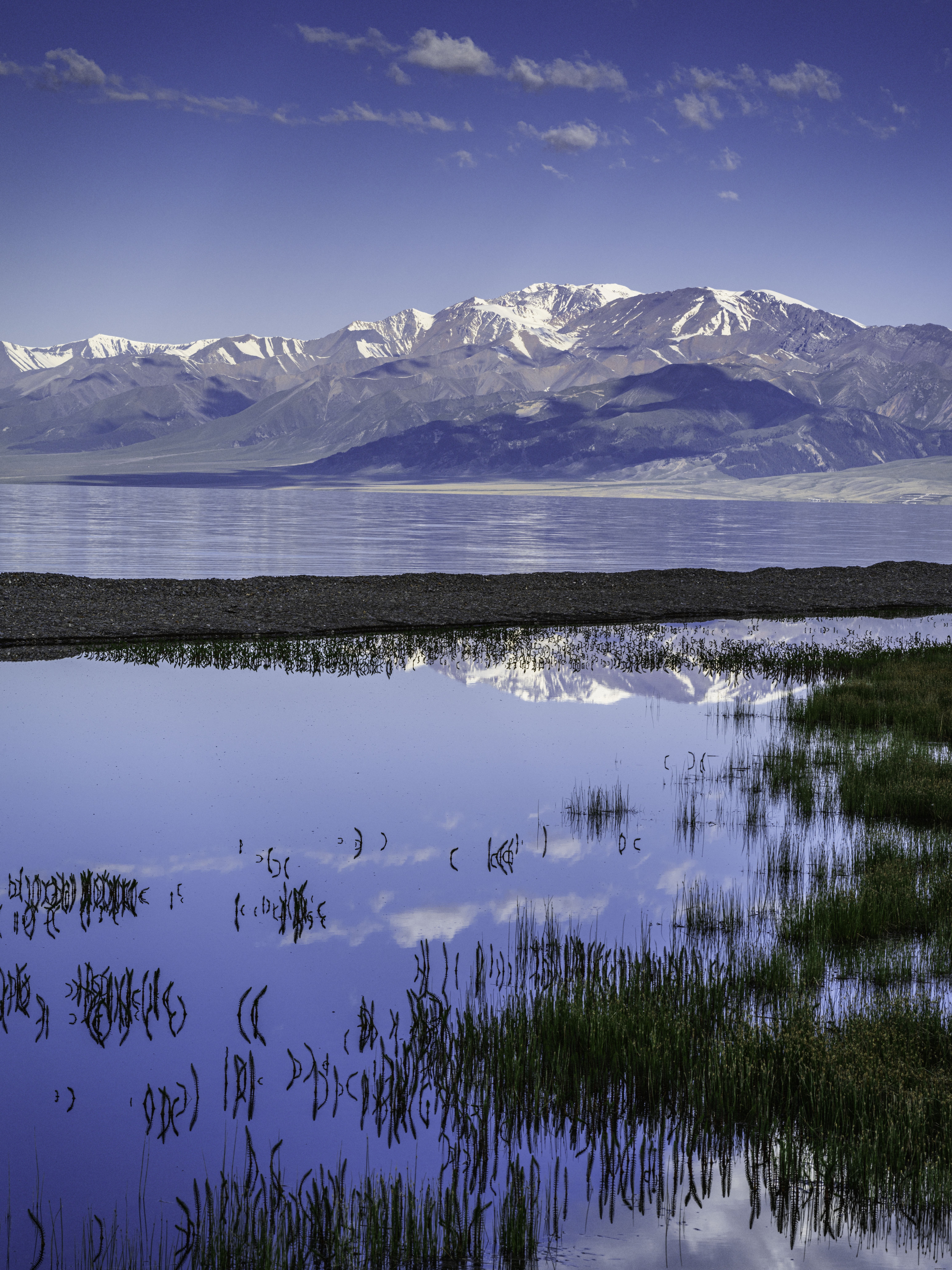 Stunning Mountains Perfectly Reflected in Serene Lake – Breathtaking Nature Photo