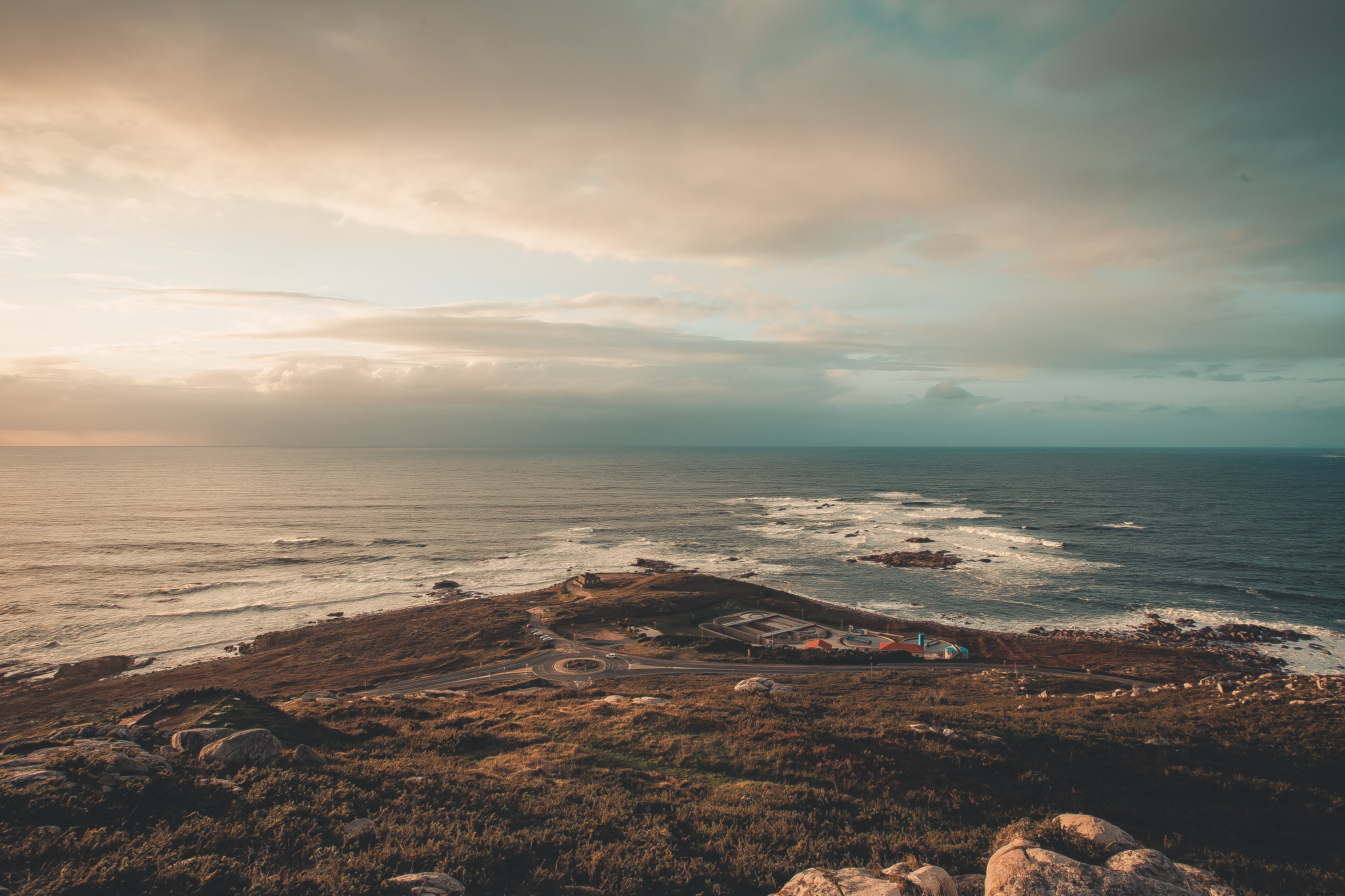 Breathtaking Clouds Cascading Over the Horizon on Serene Waters – Stunning Photo