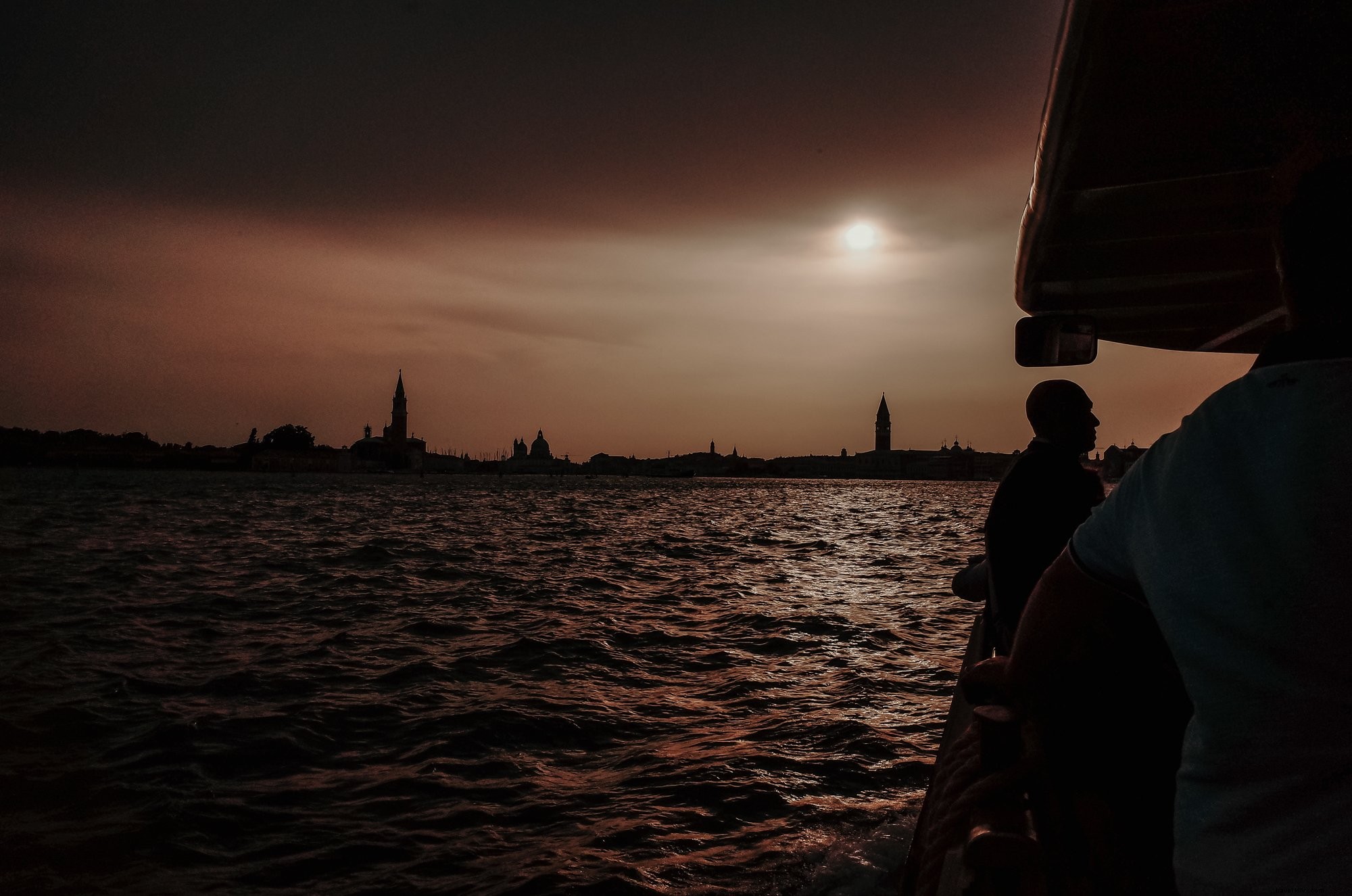 Captivating Evening Boat Ride on Wavy Waters by the City Skyline – Stunning Photo